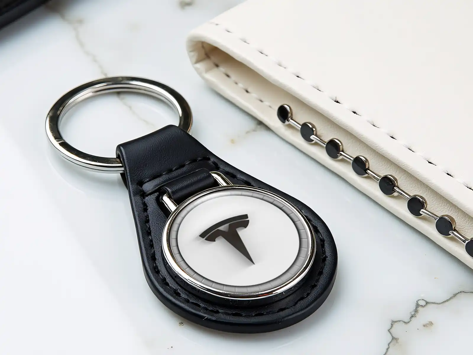 Tesla Porta Llave Cuero Mínimo Chic Toque Moderno